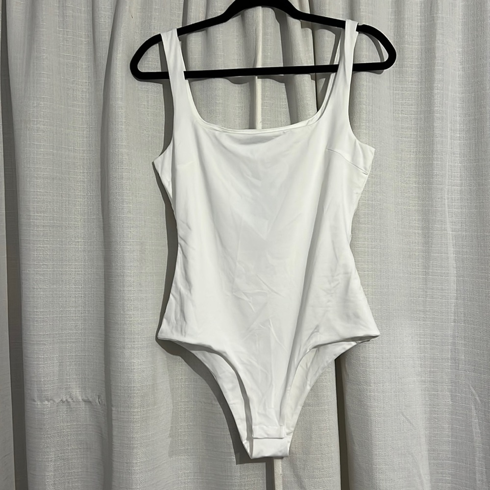 White square neck bodysuit L